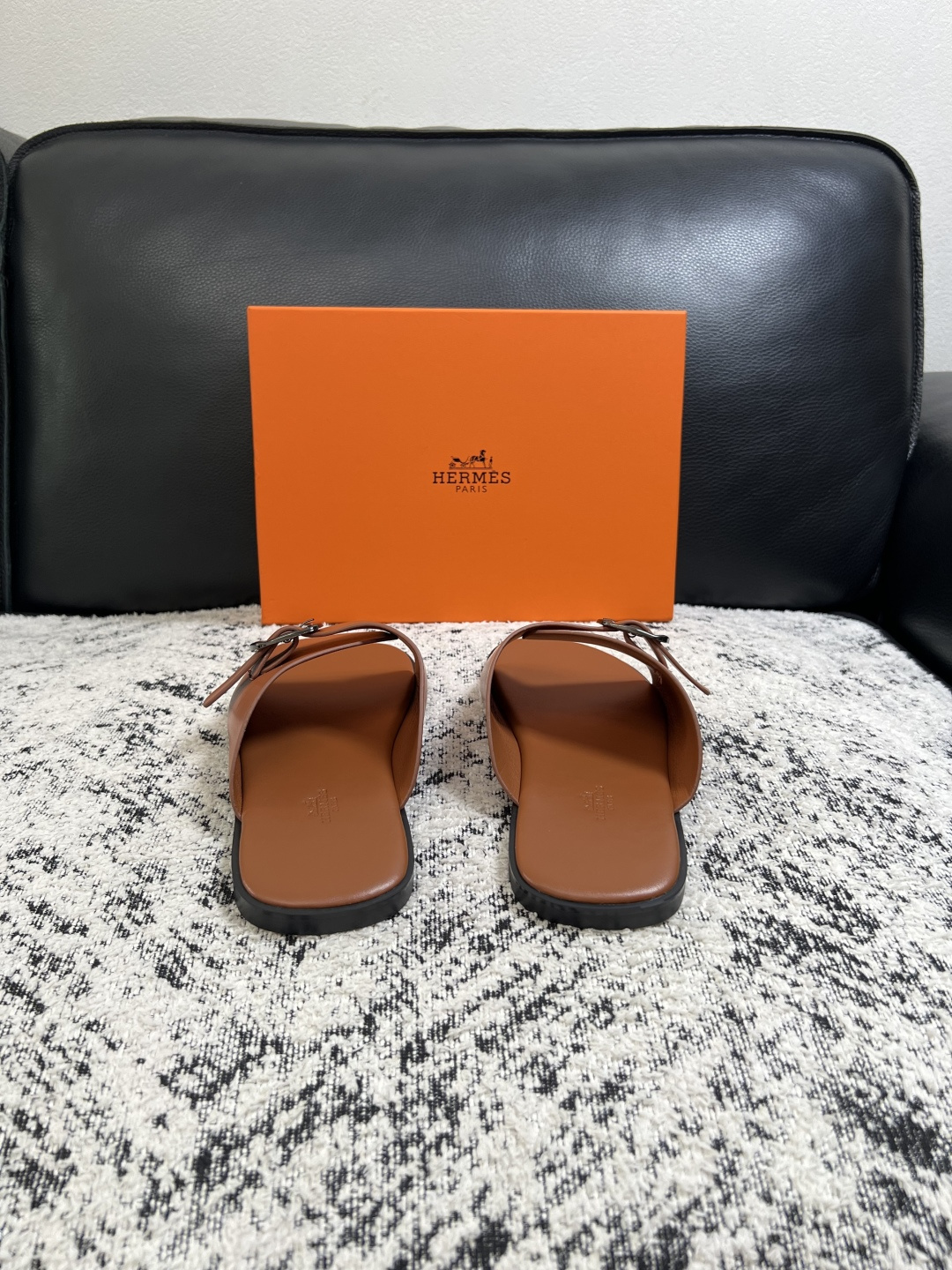 Hermes  高品质  顶级工艺品  爱马仕 拖鞋专柜同步发售原厂配置，意大利进口原版面料，高品质拼接工艺，全进口水染