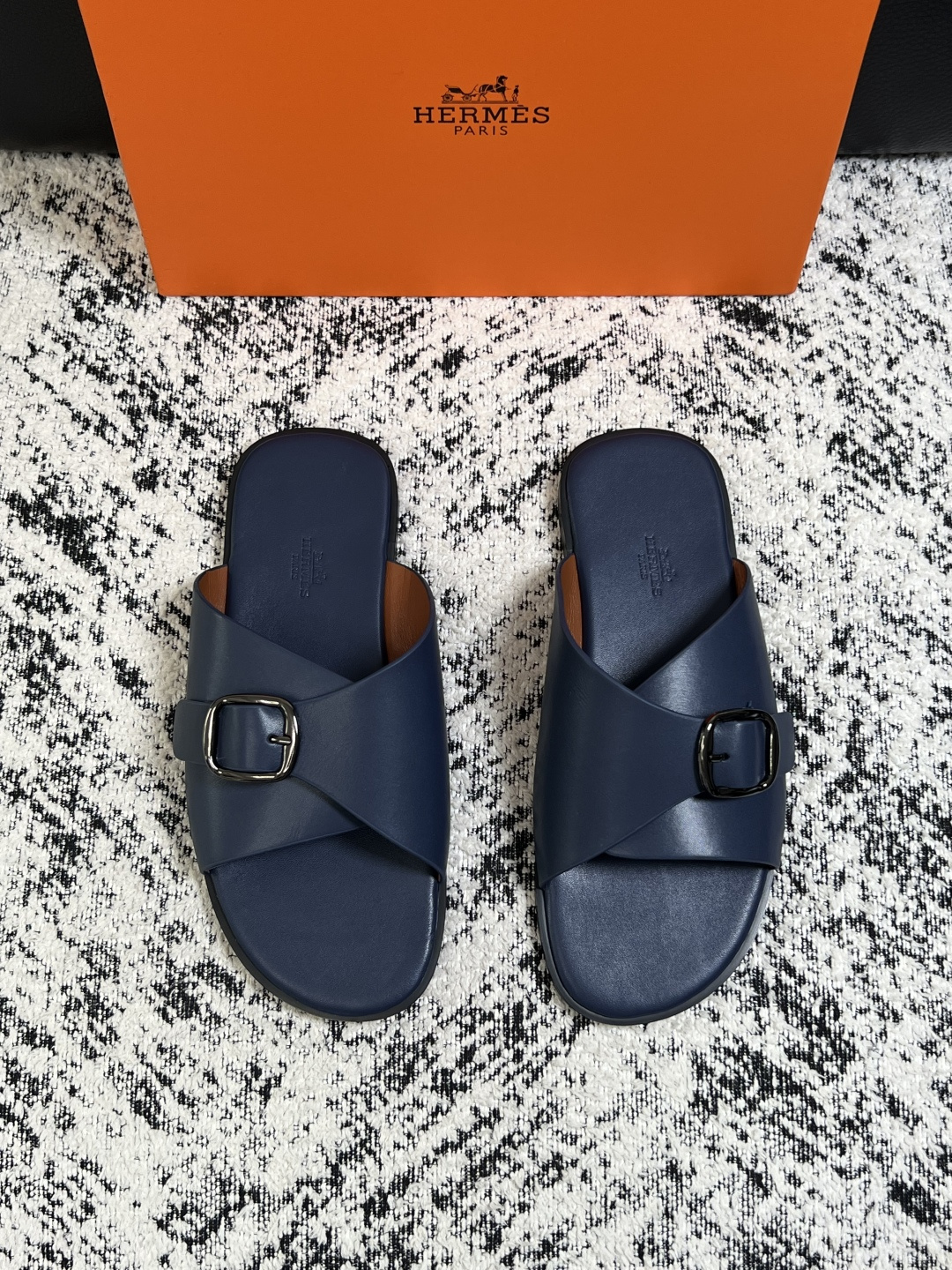 Hermes  高品质  顶级工艺品  爱马仕 拖鞋专柜同步发售原厂配置，意大利进口原版面料，高品质拼接工艺，全进口水染