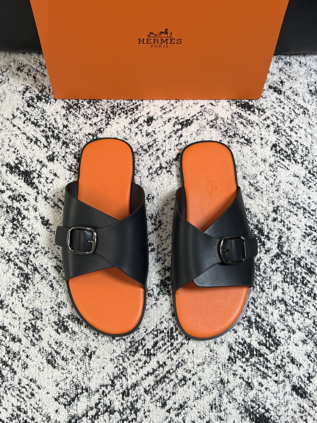 Hermes  高品质  顶级工艺品  爱马仕 拖鞋专柜同步发售原厂配置，意大利进口原版面料，高品质拼接工艺，全进口水染