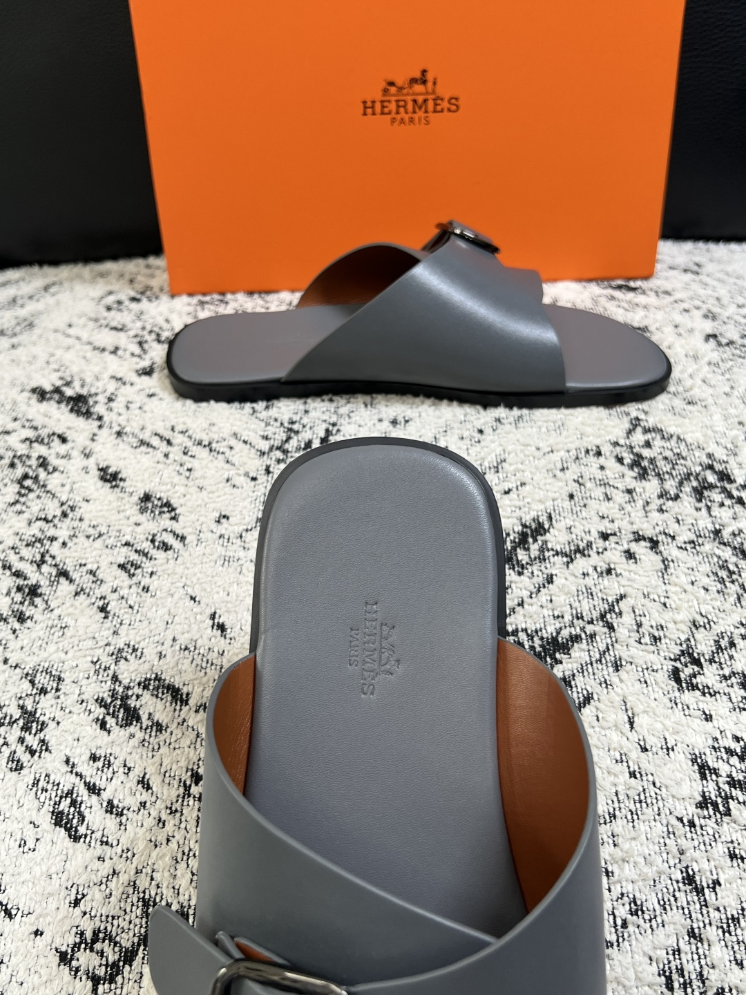 Hermes  高品质  顶级工艺品  爱马仕 拖鞋专柜同步发售原厂配置，意大利进口原版面料，高品质拼接工艺，全进口水染