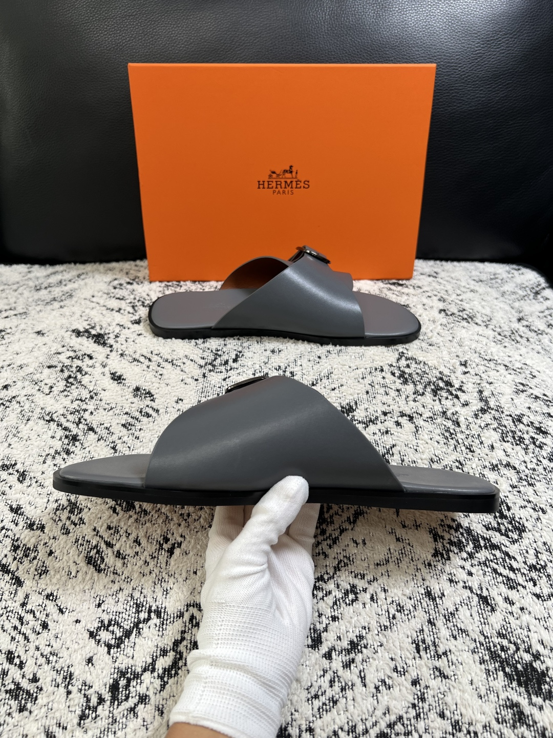 Hermes  高品质  顶级工艺品  爱马仕 拖鞋专柜同步发售原厂配置，意大利进口原版面料，高品质拼接工艺，全进口水染