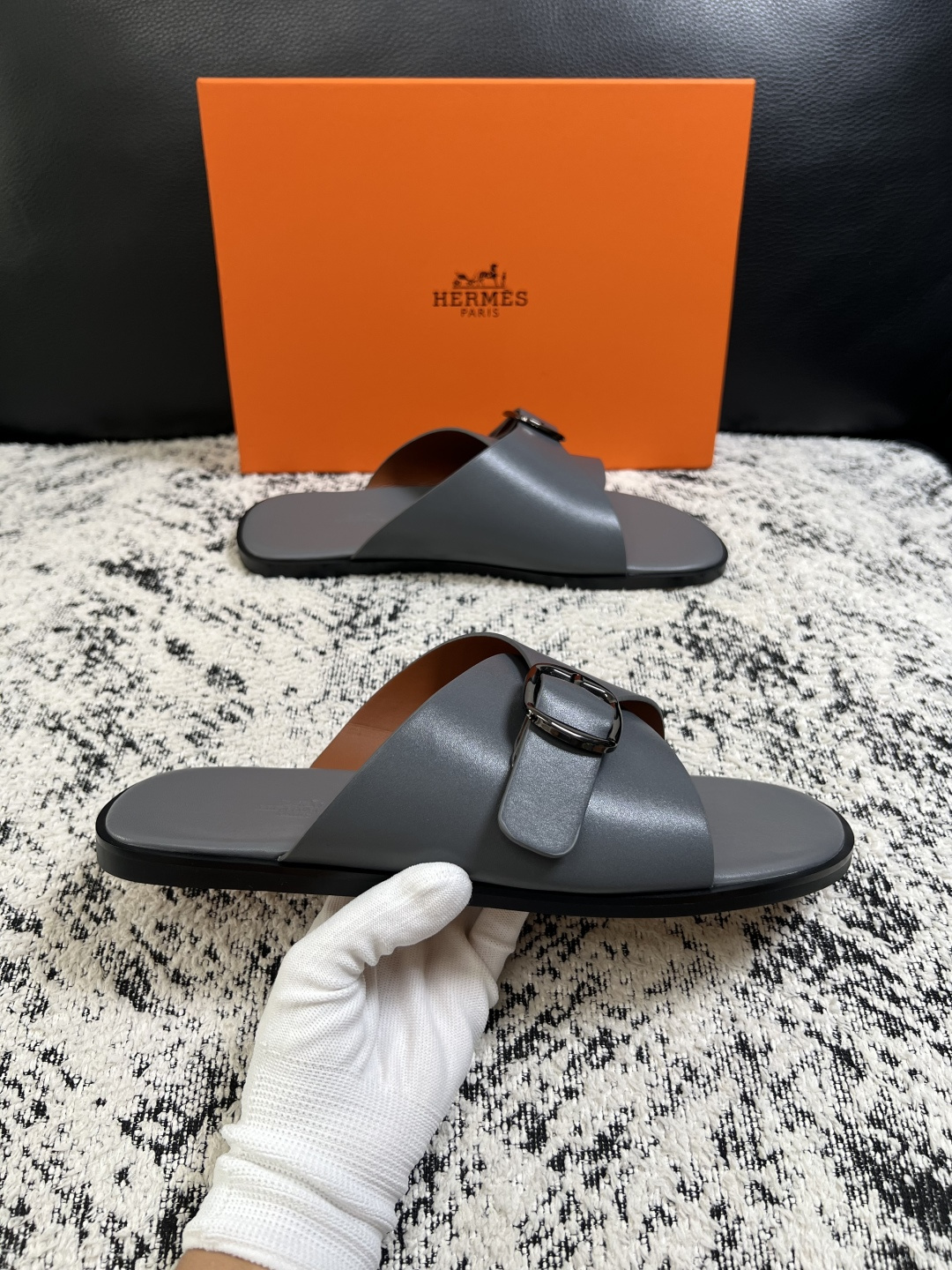 Hermes  高品质  顶级工艺品  爱马仕 拖鞋专柜同步发售原厂配置，意大利进口原版面料，高品质拼接工艺，全进口水染