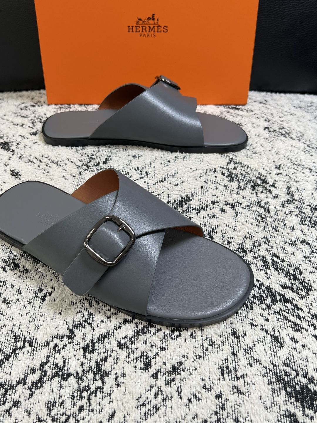 Hermes  高品质  顶级工艺品  爱马仕 拖鞋专柜同步发售原厂配置，意大利进口原版面料，高品质拼接工艺，全进口水染