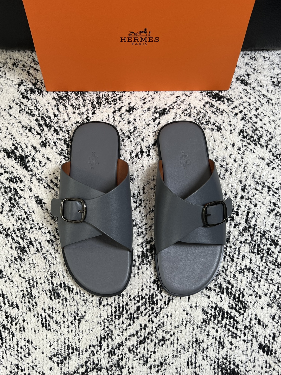 Hermes  高品质  顶级工艺品  爱马仕 拖鞋专柜同步发售原厂配置，意大利进口原版面料，高品质拼接工艺，全进口水染