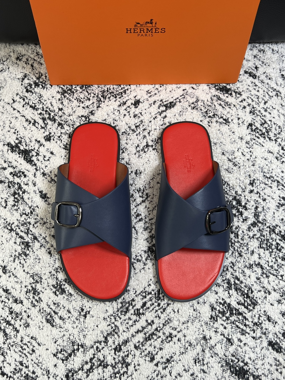 Hermes  高品质  顶级工艺品  爱马仕 拖鞋专柜同步发售原厂配置，意大利进口原版面料，高品质拼接工艺，全进口水染