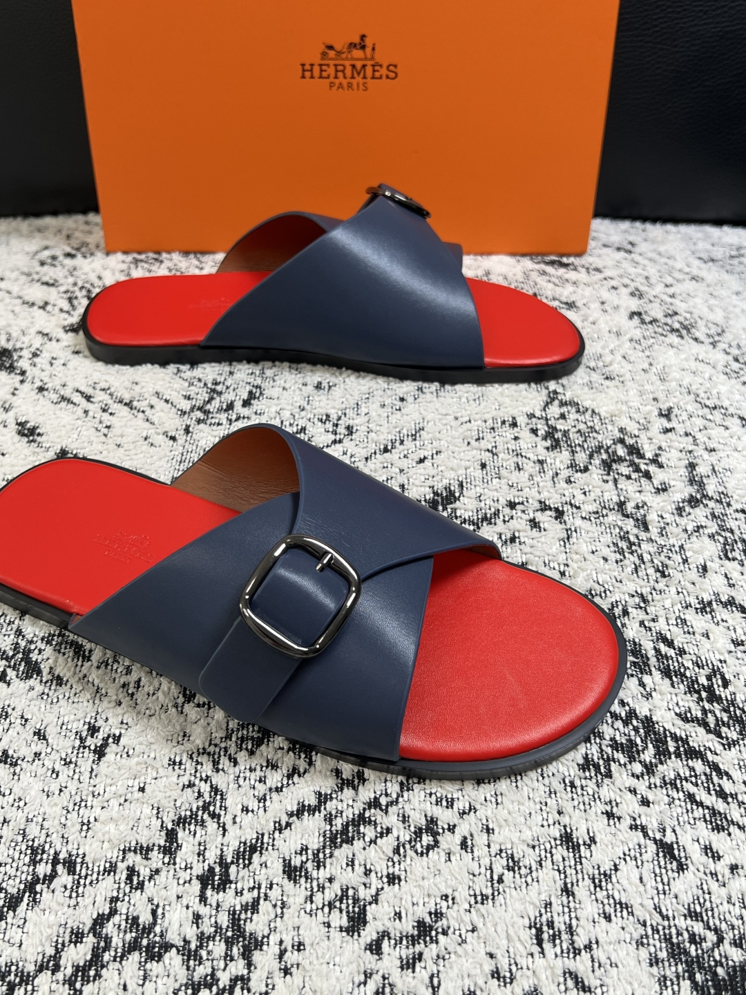 Hermes  高品质  顶级工艺品  爱马仕 拖鞋专柜同步发售原厂配置，意大利进口原版面料，高品质拼接工艺，全进口水染