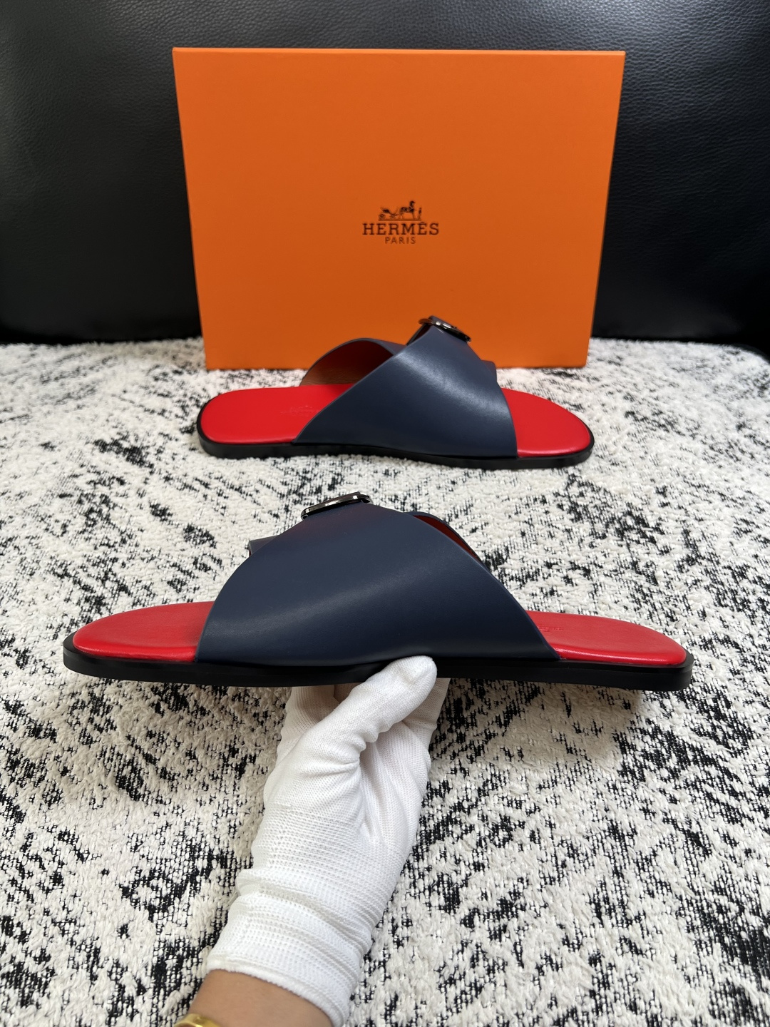Hermes  高品质  顶级工艺品  爱马仕 拖鞋专柜同步发售原厂配置，意大利进口原版面料，高品质拼接工艺，全进口水染