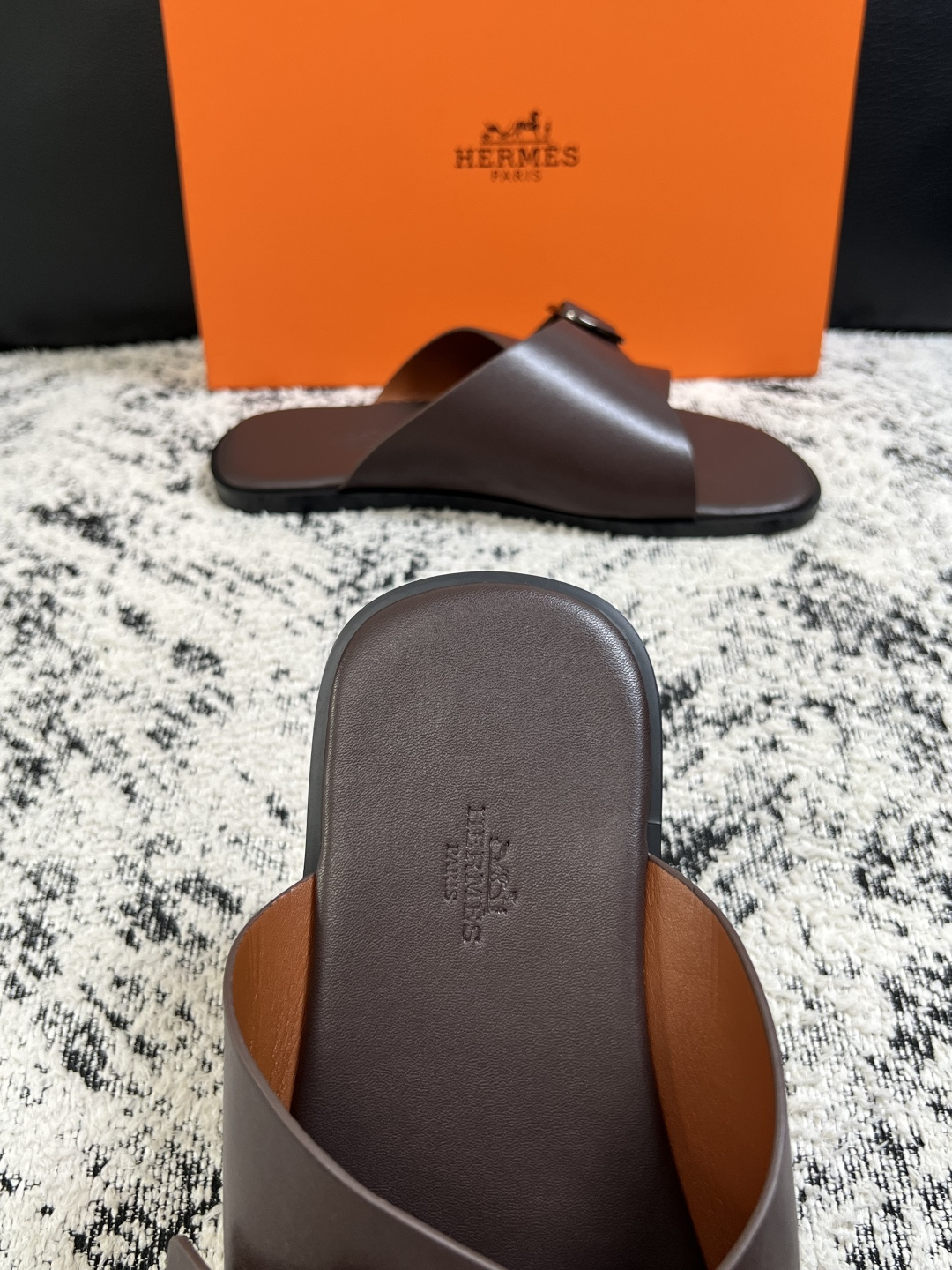 Hermes  高品质  顶级工艺品  爱马仕 拖鞋专柜同步发售原厂配置，意大利进口原版面料，高品质拼接工艺，全进口水染