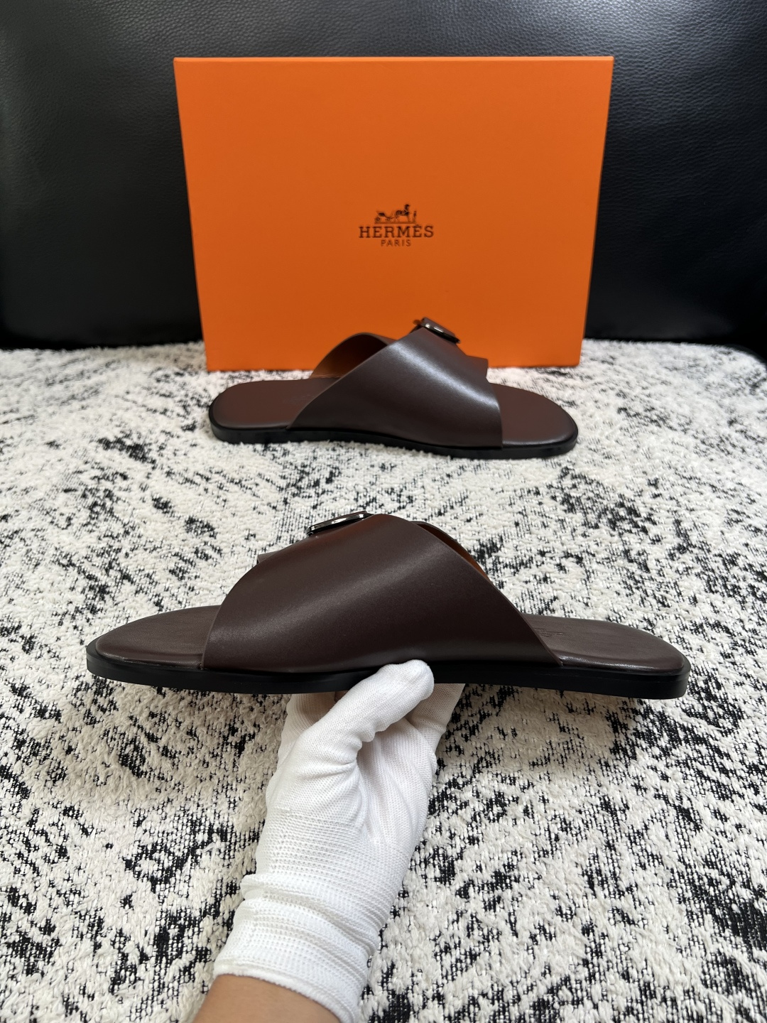 Hermes  高品质  顶级工艺品  爱马仕 拖鞋专柜同步发售原厂配置，意大利进口原版面料，高品质拼接工艺，全进口水染