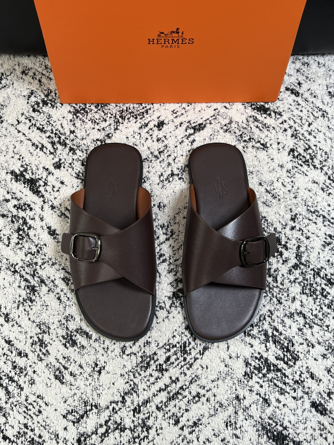 Hermes  高品质  顶级工艺品  爱马仕 拖鞋专柜同步发售原厂配置，意大利进口原版面料，高品质拼接工艺，全进口水染
