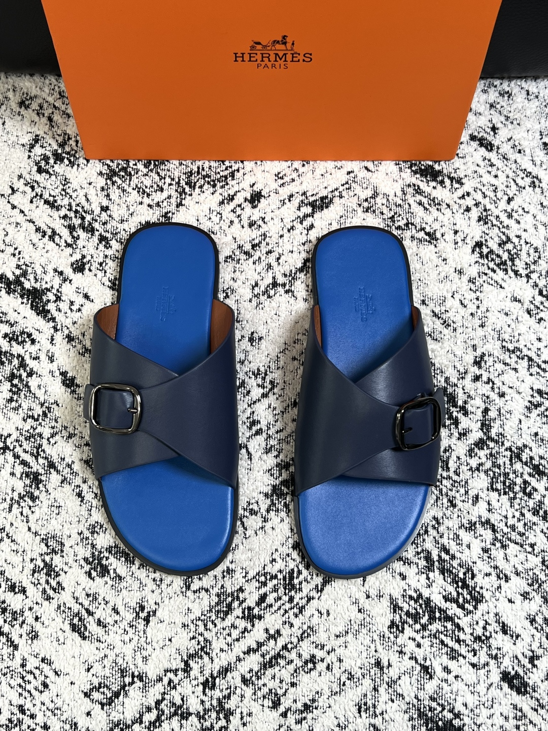 Hermes  高品质  顶级工艺品  爱马仕 拖鞋专柜同步发售原厂配置，意大利进口原版面料，高品质拼接工艺，全进口水染