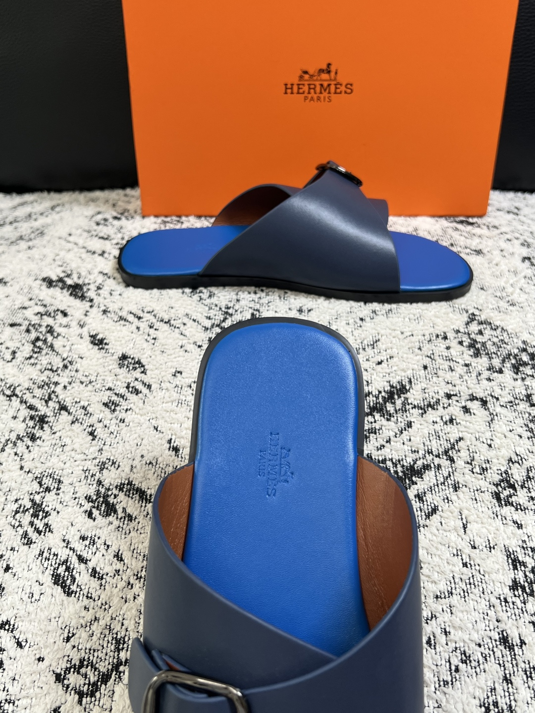 Hermes  高品质  顶级工艺品  爱马仕 拖鞋专柜同步发售原厂配置，意大利进口原版面料，高品质拼接工艺，全进口水染