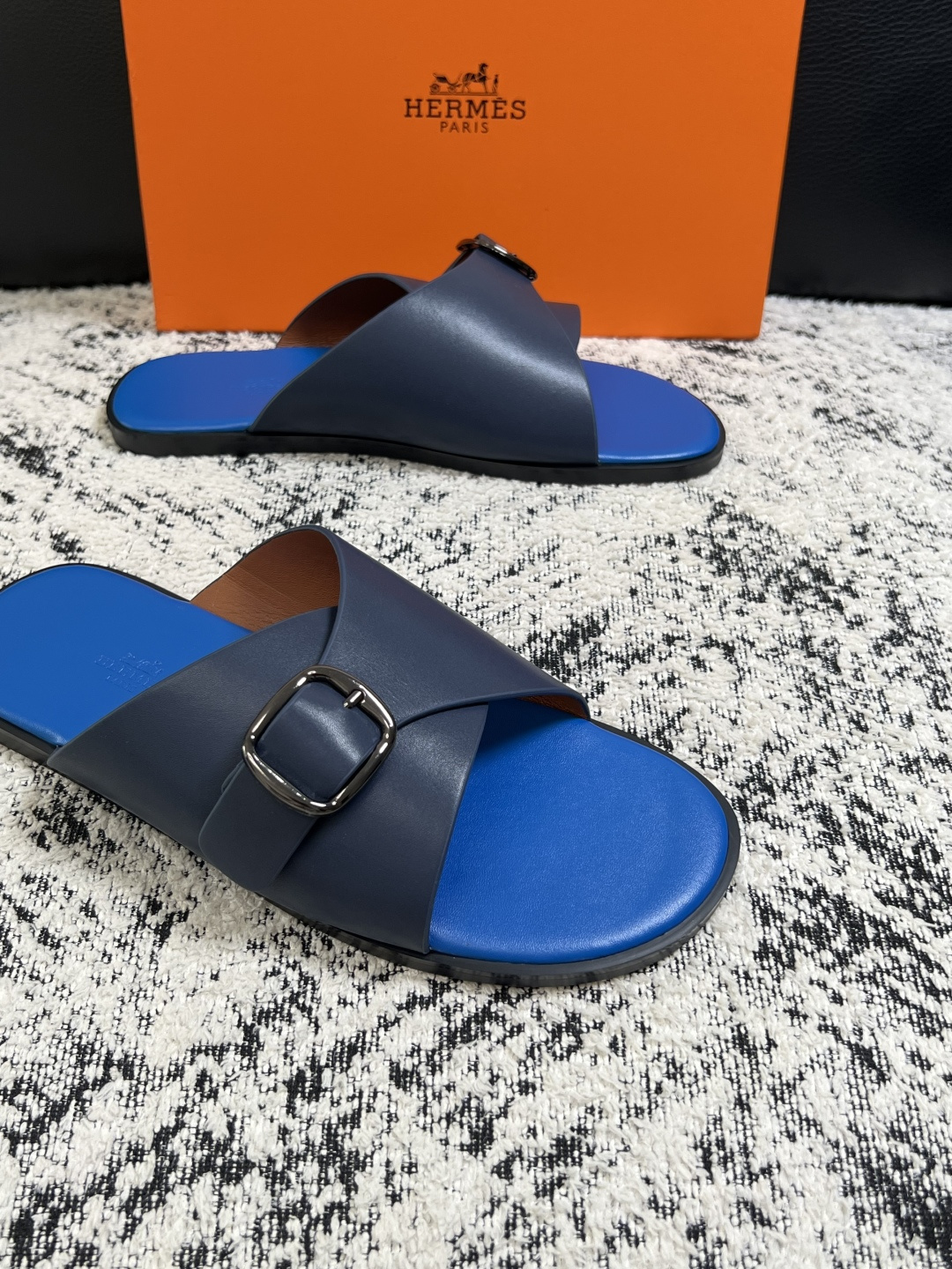 Hermes  高品质  顶级工艺品  爱马仕 拖鞋专柜同步发售原厂配置，意大利进口原版面料，高品质拼接工艺，全进口水染