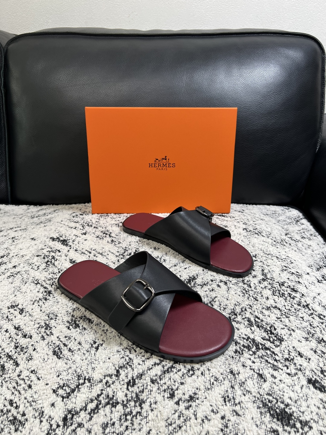 NO:930705,Hermes high-quality top crafts Hermès slippers are on sale at the same time at the counter with original factory configuration, original Italian fabrics, high-quality splicing technology, fully imported water-dyed cowhide linings, original soles specially provided by the original factory and super comfortable, original factory orders, code number 39-44 (custom-made 38 45), hermes, hermes, slippers, cowhide19860909Hermes 高品质 顶级工艺品 爱马仕 拖鞋专柜同步发售原厂配置,意大利进口原版面料,高品质拼接工艺,全进口水染牛皮里垫,鞋底原厂特供原版底超级舒适,原厂跟单货 码数 39-44（ 订做 38 45）,,hermes,hermes,slippers,cowhide,Men's shoes