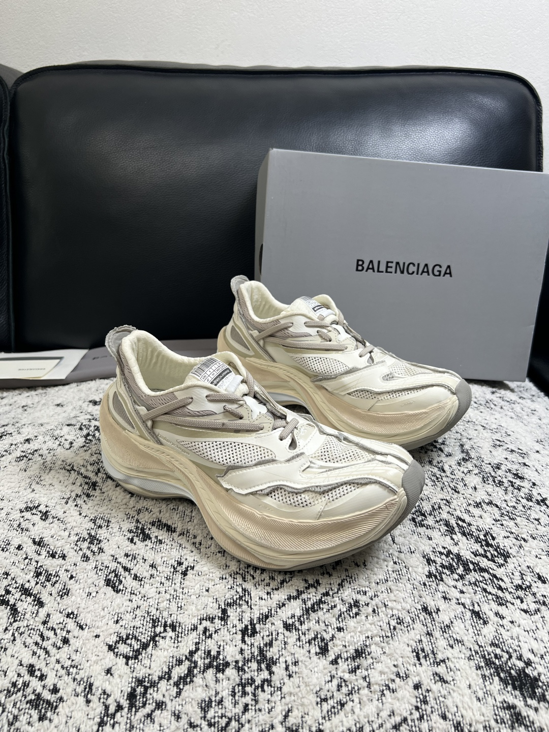 BALENCIAGA  高品质  顶级工艺品  巴黎世家 专柜同步发售原厂配置，意大利进口原版牛皮面料，高品质拼接工艺，