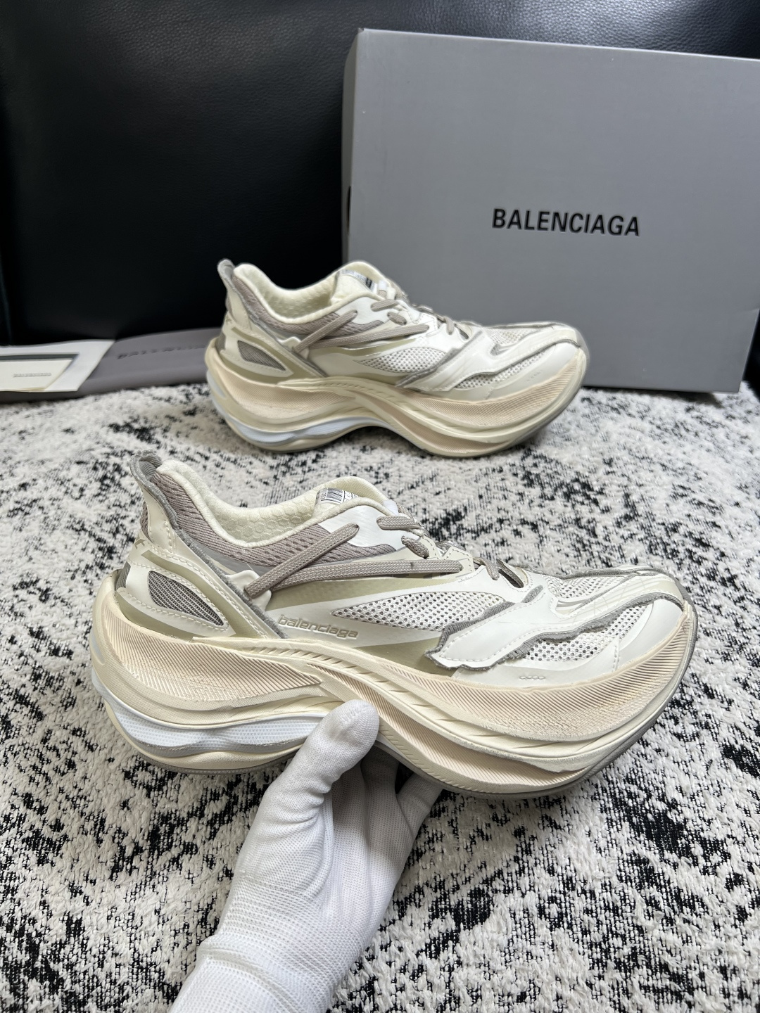 BALENCIAGA  高品质  顶级工艺品  巴黎世家 专柜同步发售原厂配置，意大利进口原版牛皮面料，高品质拼接工艺，