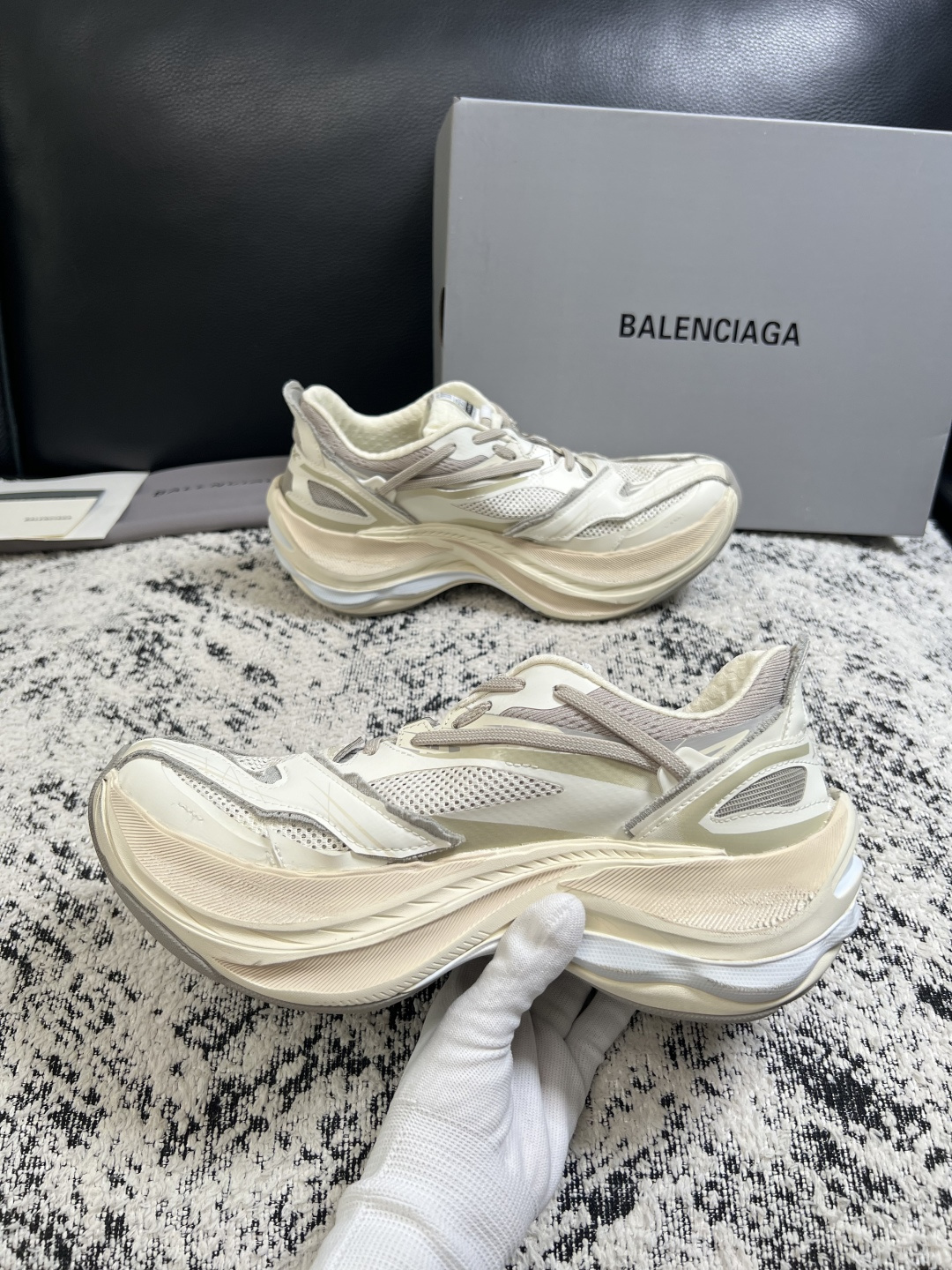 BALENCIAGA  高品质  顶级工艺品  巴黎世家 专柜同步发售原厂配置，意大利进口原版牛皮面料，高品质拼接工艺，