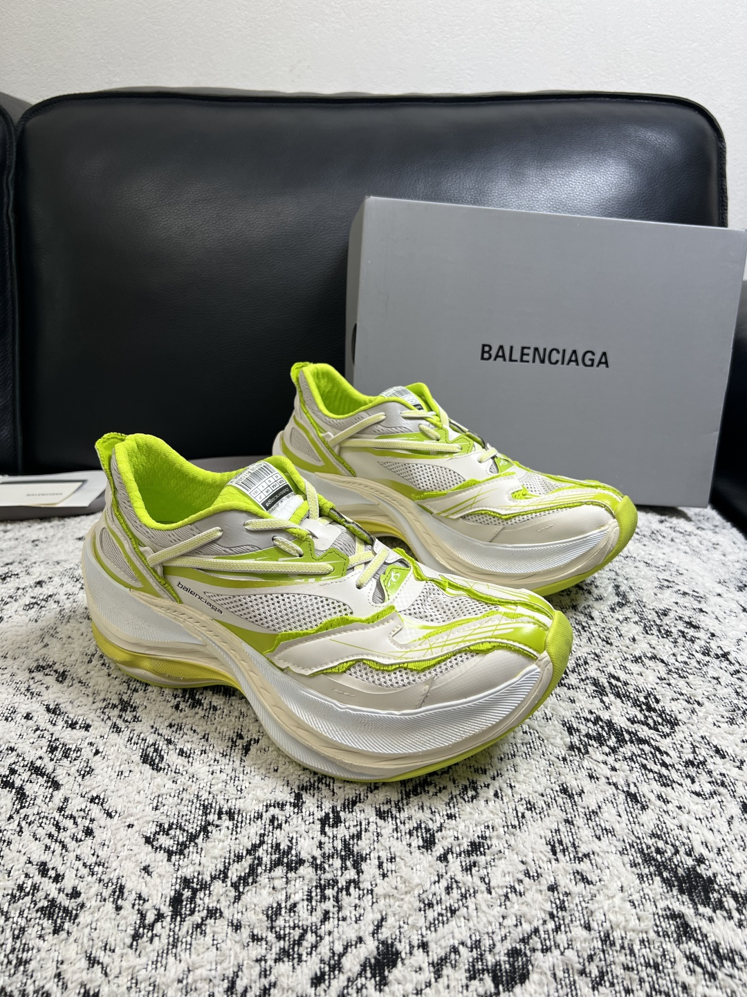 NO:931768,BALENCIAGA high-quality top handicrafts, Balenciaga counters simultaneously sell original factory configuration, original cowhide fabric imported from Italy, high-quality splicing technology, fully imported water-dyed cowhide lining, original soles specially provided by the factory and super comfortable, original factory follow-up order code number 36-44 (custom-made female 40 45),, balenciaga, balenciaga, cowhide19860909BALENCIAGA 高品质 顶级工艺品 巴黎世家 专柜同步发售原厂配置,意大利进口原版牛皮面料,高品质拼接工艺,全进口水染牛皮里垫,鞋底原厂特供原版底超级舒适,原厂跟单货 码数 36-44（ 订做 女40 45 ),,balenciaga,balenciaga,cowhide,Men's shoes