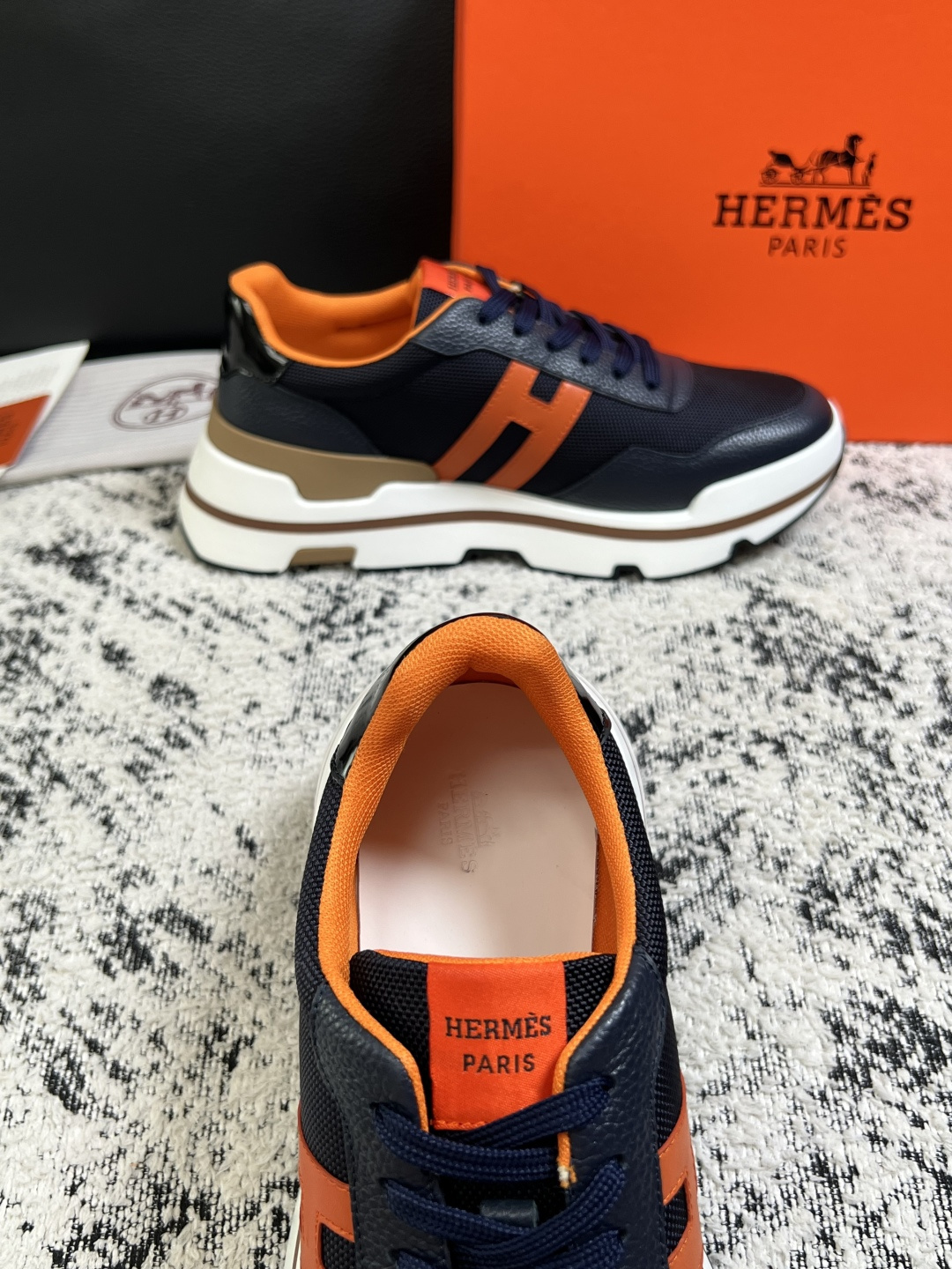 Hermes  高品质  顶级工艺品  爱马仕 专柜同步发售原厂配置，意大利进口原版牛皮面料，高品质拼接工艺，全进口水染