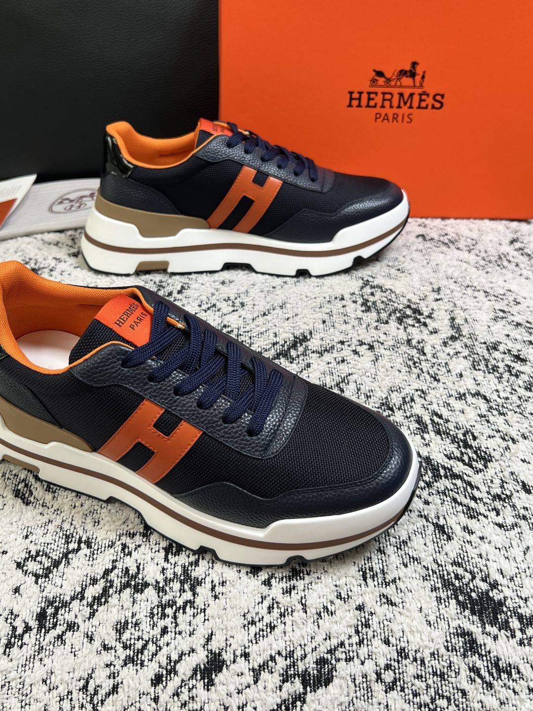 Hermes  高品质  顶级工艺品  爱马仕 专柜同步发售原厂配置，意大利进口原版牛皮面料，高品质拼接工艺，全进口水染
