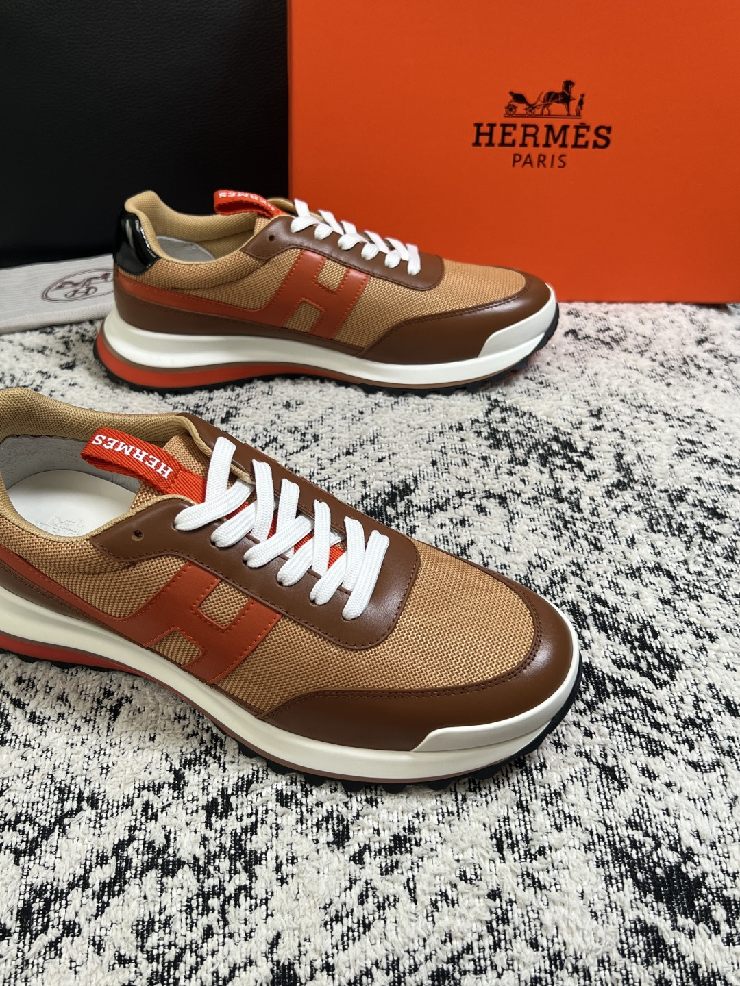 Hermes  高品质  顶级工艺品  爱马仕 专柜同步发售原厂配置，意大利进口原版牛皮面料，高品质拼接工艺，全进口水染