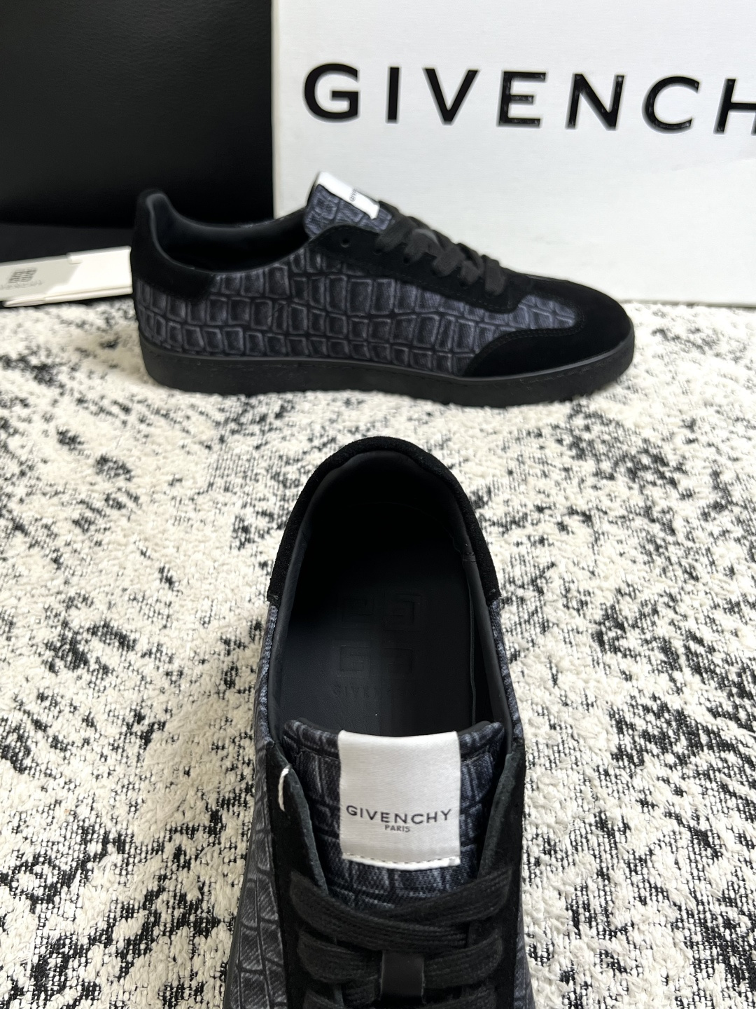 Givenchy 高品质  顶级工艺品  纪梵希  专柜同步原厂配置，意大利进口牛皮搭配面料，全鞋配件私模打造，柔软舒适
