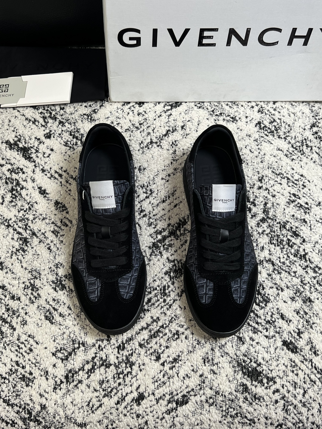 Givenchy 高品质  顶级工艺品  纪梵希  专柜同步原厂配置，意大利进口牛皮搭配面料，全鞋配件私模打造，柔软舒适