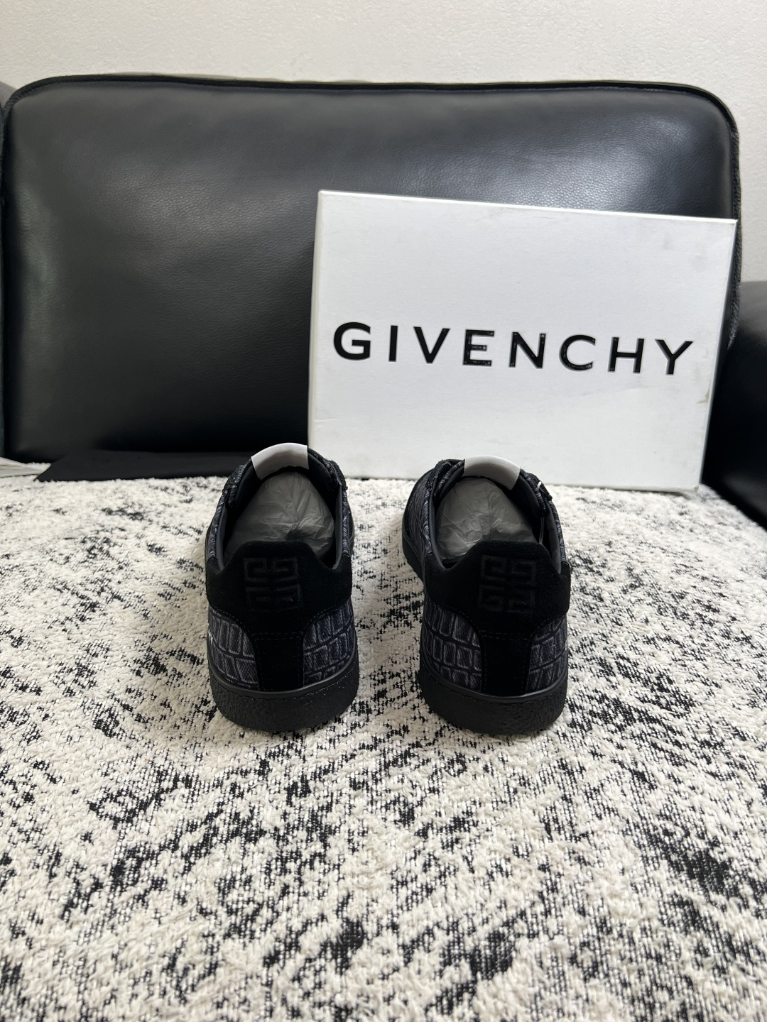 Givenchy 高品质  顶级工艺品  纪梵希  专柜同步原厂配置，意大利进口牛皮搭配面料，全鞋配件私模打造，柔软舒适