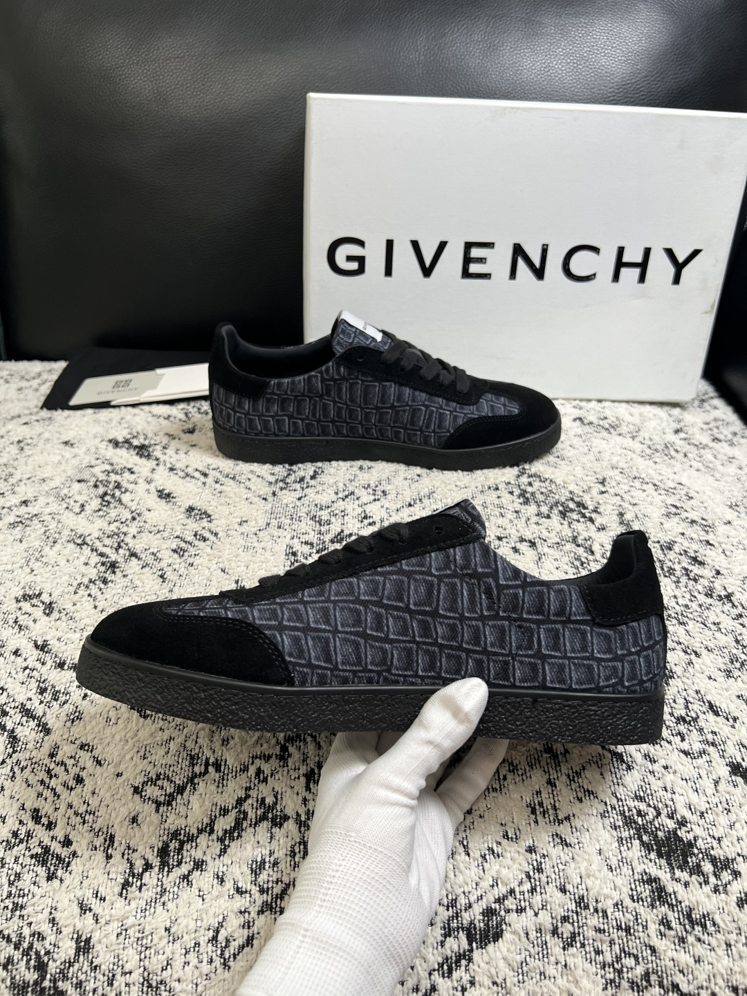Givenchy 高品质  顶级工艺品  纪梵希  专柜同步原厂配置，意大利进口牛皮搭配面料，全鞋配件私模打造，柔软舒适