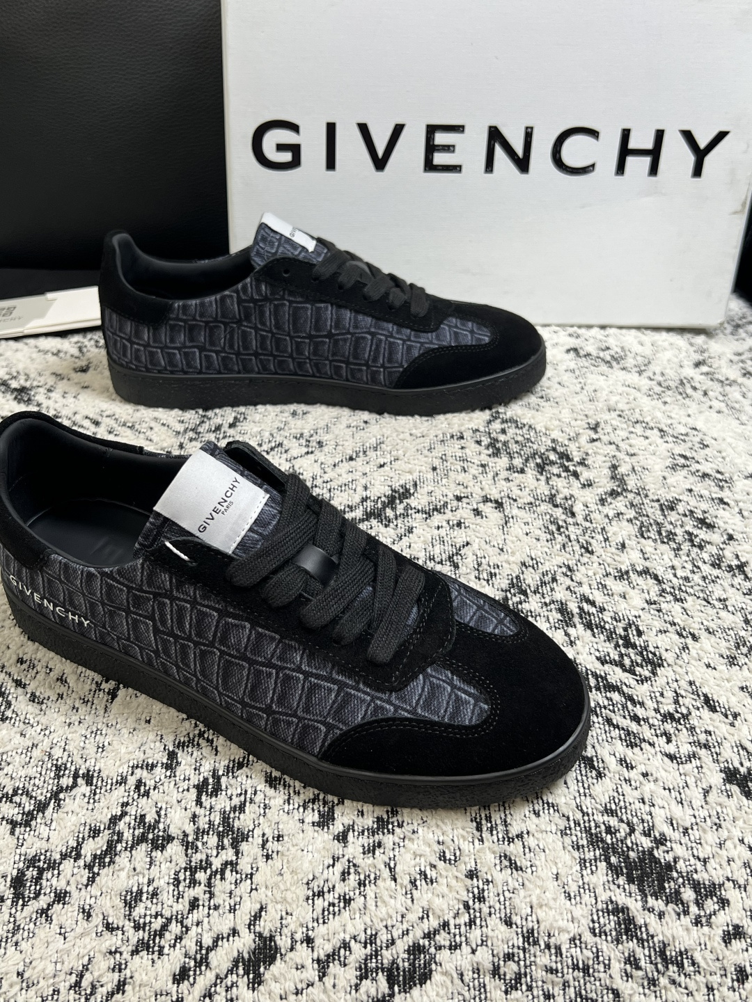 Givenchy 高品质  顶级工艺品  纪梵希  专柜同步原厂配置，意大利进口牛皮搭配面料，全鞋配件私模打造，柔软舒适