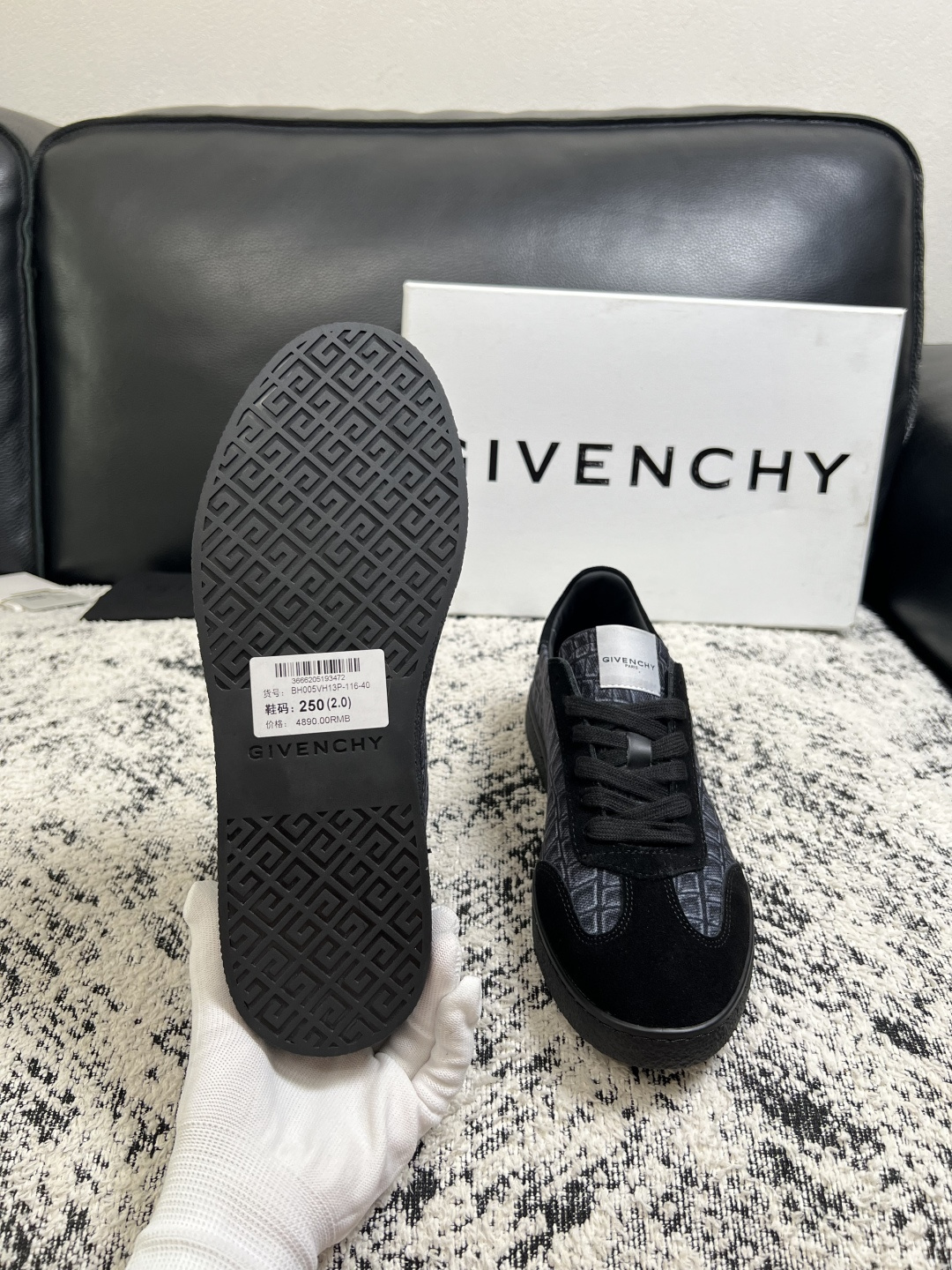 Givenchy 高品质  顶级工艺品  纪梵希  专柜同步原厂配置，意大利进口牛皮搭配面料，全鞋配件私模打造，柔软舒适