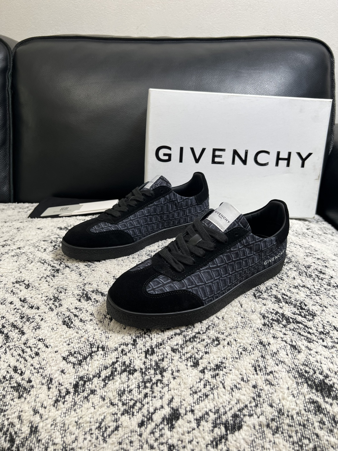 Givenchy 高品质  顶级工艺品  纪梵希  专柜同步原厂配置，意大利进口牛皮搭配面料，全鞋配件私模打造，柔软舒适