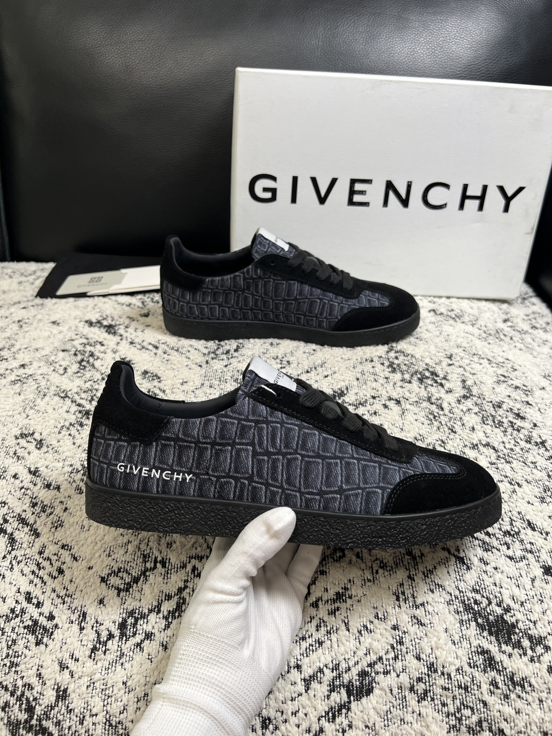 Givenchy 高品质  顶级工艺品  纪梵希  专柜同步原厂配置，意大利进口牛皮搭配面料，全鞋配件私模打造，柔软舒适