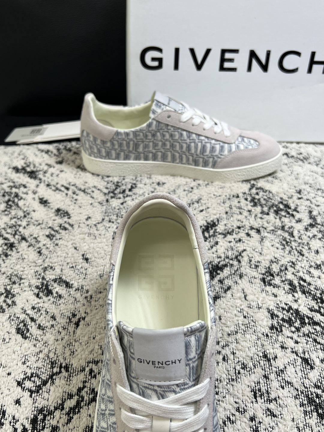 Givenchy 高品质  顶级工艺品  纪梵希  专柜同步原厂配置，意大利进口牛皮搭配面料，全鞋配件私模打造，柔软舒适