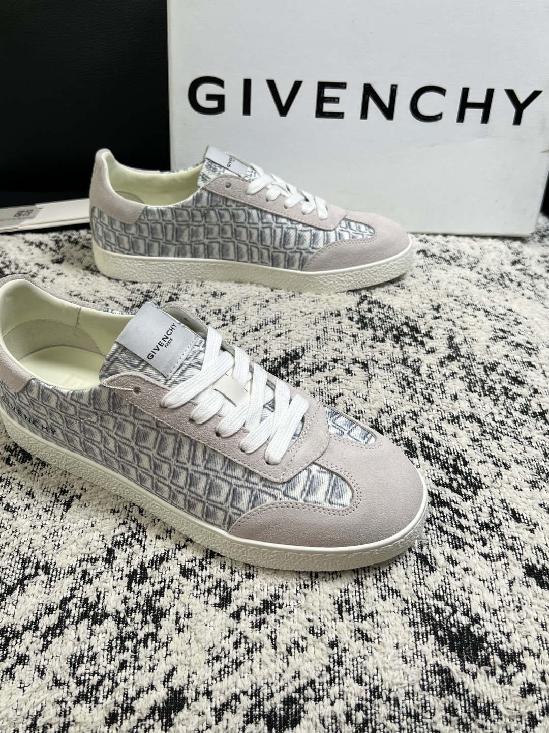 Givenchy 高品质  顶级工艺品  纪梵希  专柜同步原厂配置，意大利进口牛皮搭配面料，全鞋配件私模打造，柔软舒适