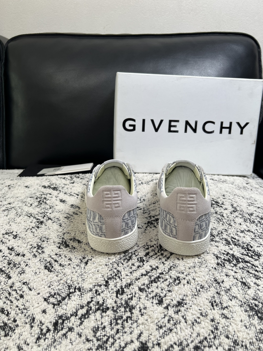 Givenchy 高品质  顶级工艺品  纪梵希  专柜同步原厂配置，意大利进口牛皮搭配面料，全鞋配件私模打造，柔软舒适