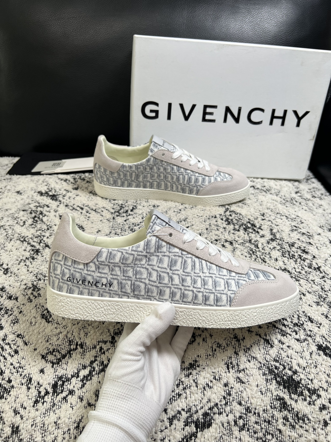 Givenchy 高品质  顶级工艺品  纪梵希  专柜同步原厂配置，意大利进口牛皮搭配面料，全鞋配件私模打造，柔软舒适