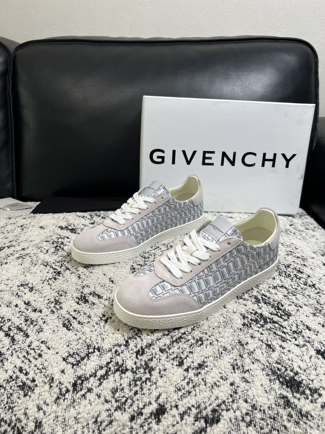 Givenchy 高品质  顶级工艺品  纪梵希  专柜同步原厂配置，意大利进口牛皮搭配面料，全鞋配件私模打造，柔软舒适