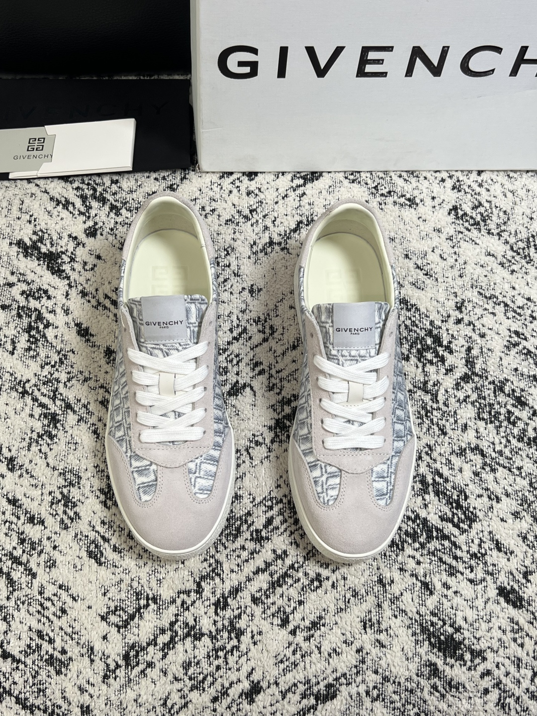 Givenchy 高品质  顶级工艺品  纪梵希  专柜同步原厂配置，意大利进口牛皮搭配面料，全鞋配件私模打造，柔软舒适