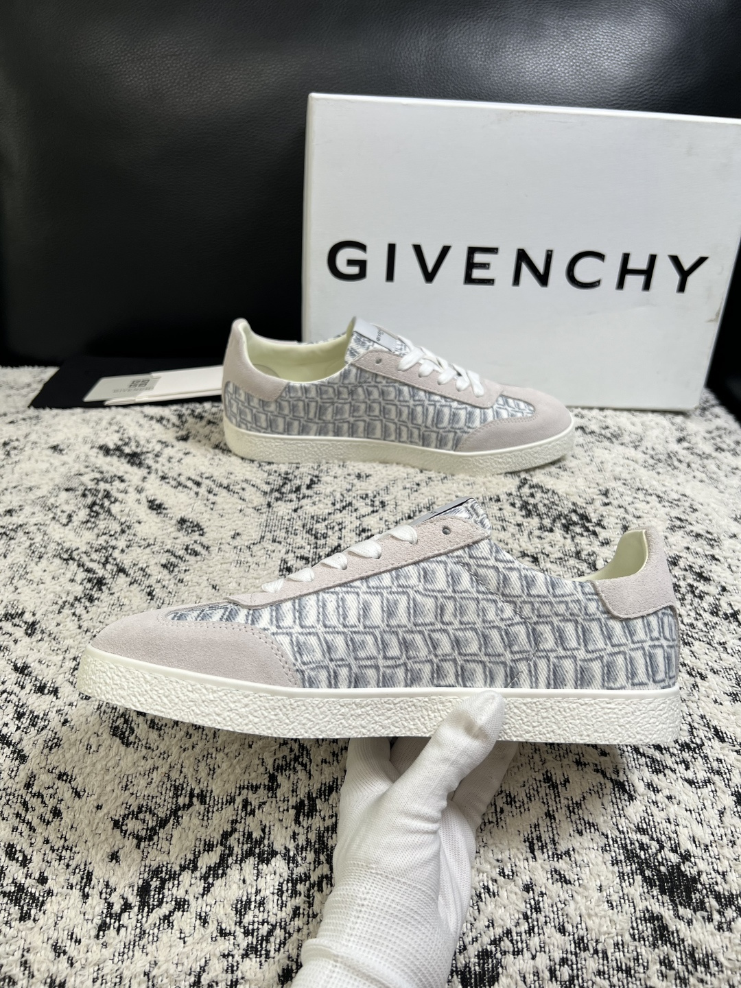 Givenchy 高品质  顶级工艺品  纪梵希  专柜同步原厂配置，意大利进口牛皮搭配面料，全鞋配件私模打造，柔软舒适