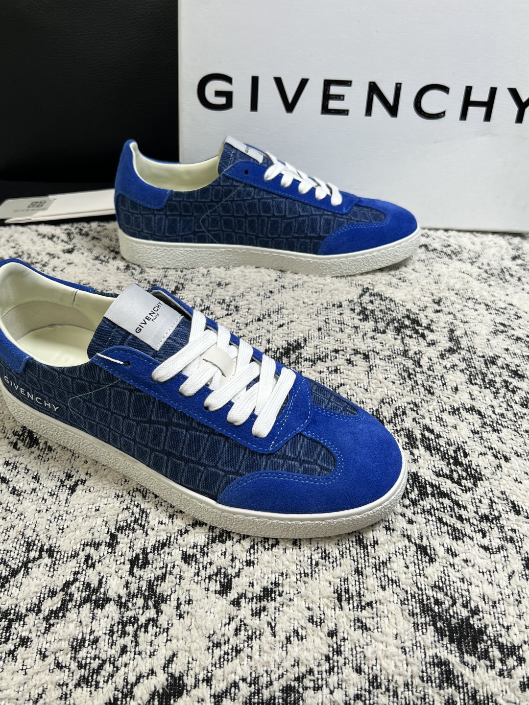 Givenchy 高品质  顶级工艺品  纪梵希  专柜同步原厂配置，意大利进口牛皮搭配面料，全鞋配件私模打造，柔软舒适