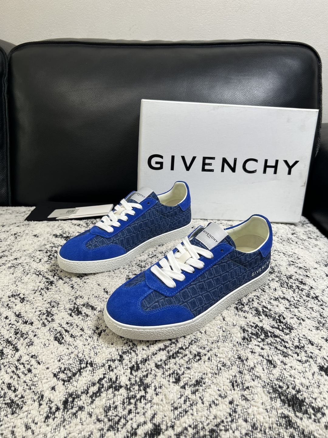 Givenchy 高品质  顶级工艺品  纪梵希  专柜同步原厂配置，意大利进口牛皮搭配面料，全鞋配件私模打造，柔软舒适