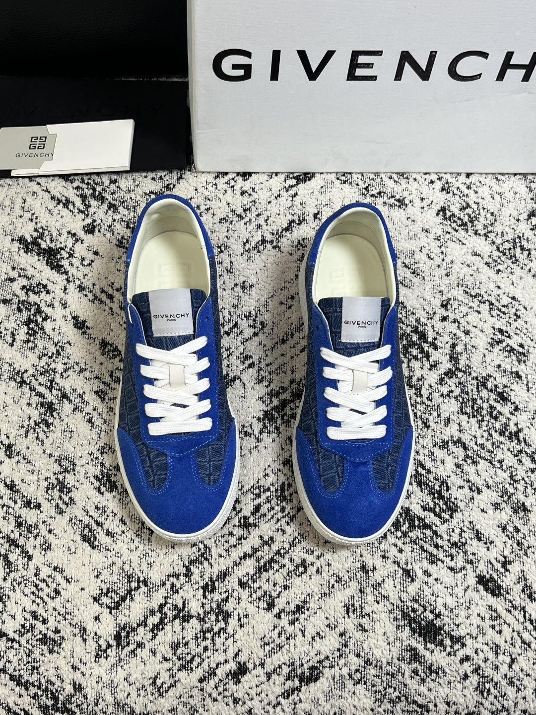 Givenchy 高品质  顶级工艺品  纪梵希  专柜同步原厂配置，意大利进口牛皮搭配面料，全鞋配件私模打造，柔软舒适