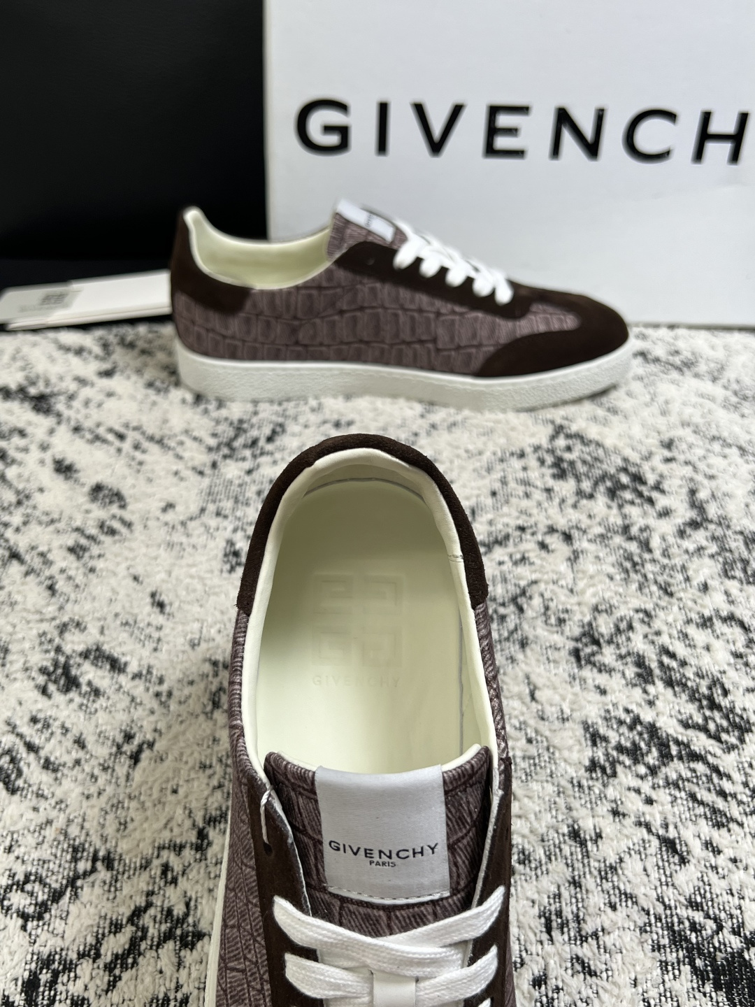 Givenchy 高品质  顶级工艺品  纪梵希  专柜同步原厂配置，意大利进口牛皮搭配面料，全鞋配件私模打造，柔软舒适