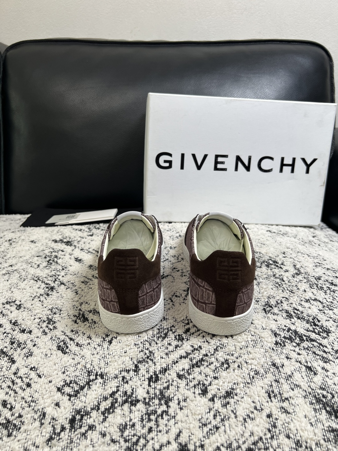 Givenchy 高品质  顶级工艺品  纪梵希  专柜同步原厂配置，意大利进口牛皮搭配面料，全鞋配件私模打造，柔软舒适