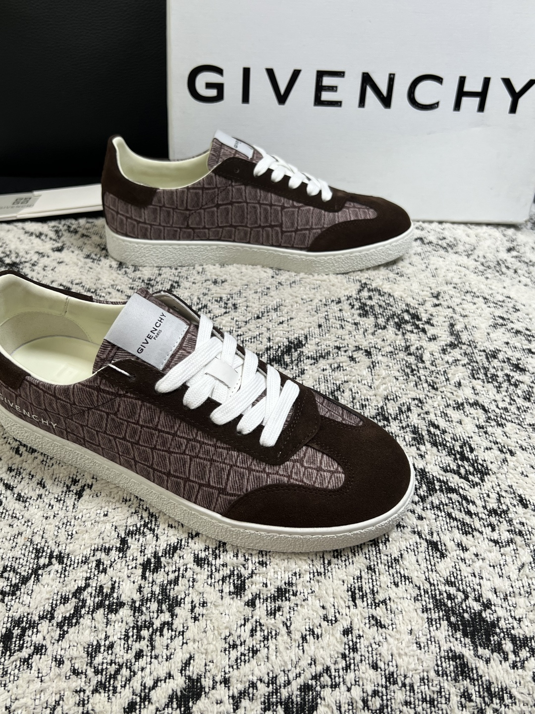 Givenchy 高品质  顶级工艺品  纪梵希  专柜同步原厂配置，意大利进口牛皮搭配面料，全鞋配件私模打造，柔软舒适
