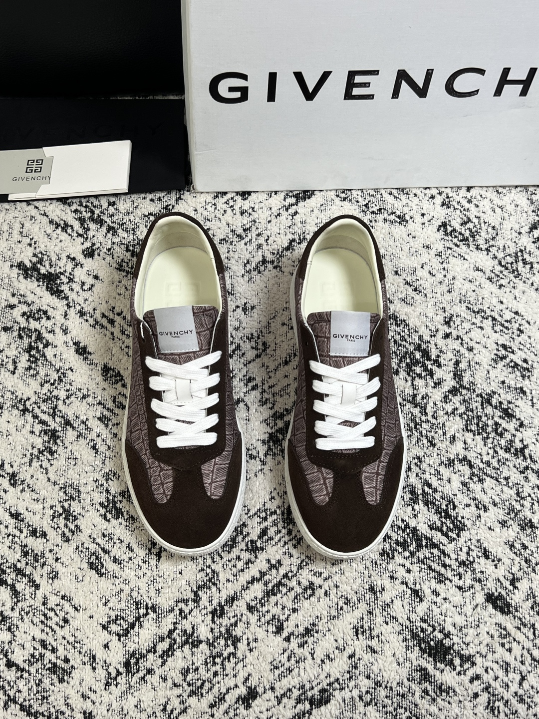 Givenchy 高品质  顶级工艺品  纪梵希  专柜同步原厂配置，意大利进口牛皮搭配面料，全鞋配件私模打造，柔软舒适