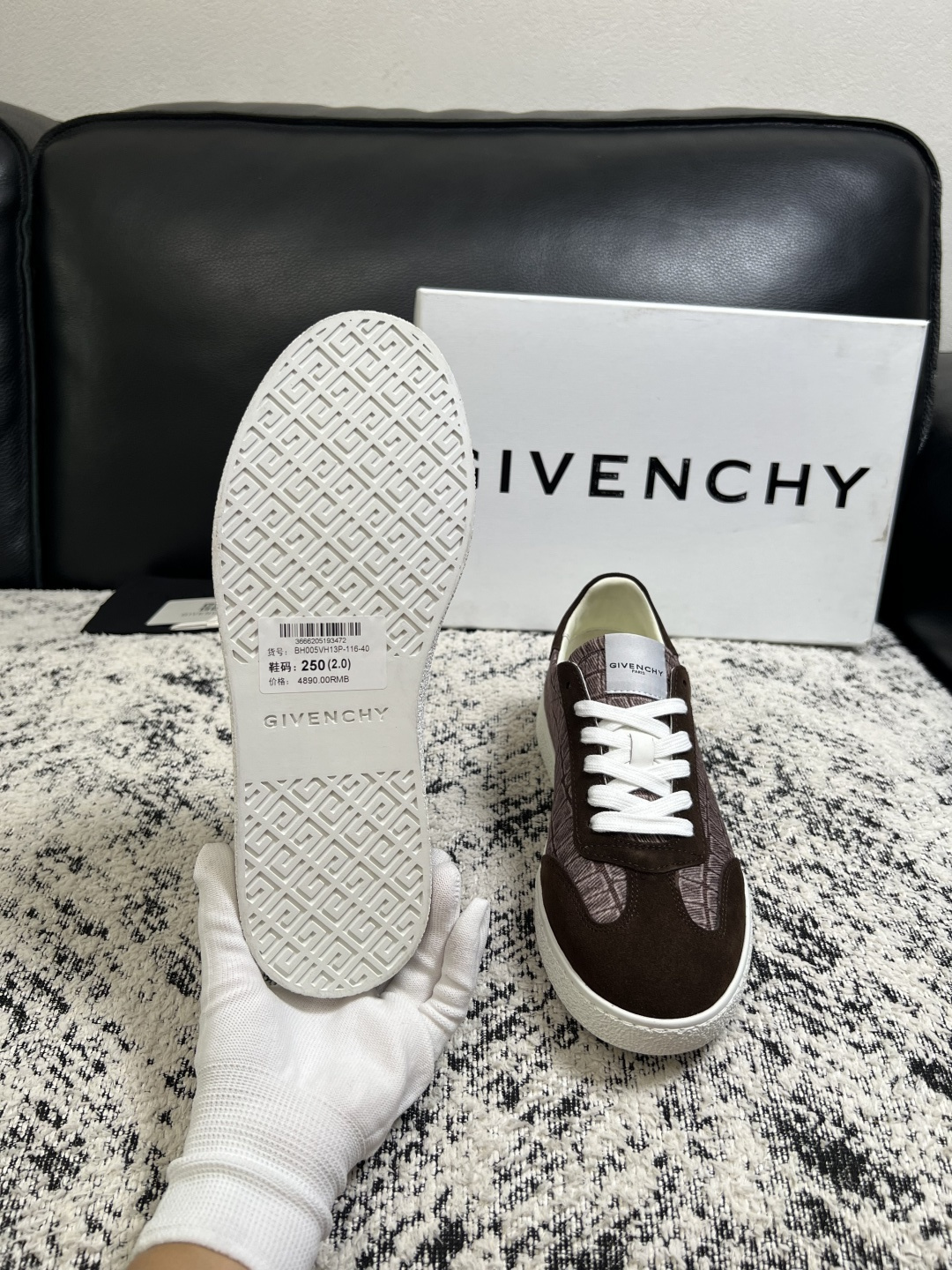 Givenchy 高品质  顶级工艺品  纪梵希  专柜同步原厂配置，意大利进口牛皮搭配面料，全鞋配件私模打造，柔软舒适