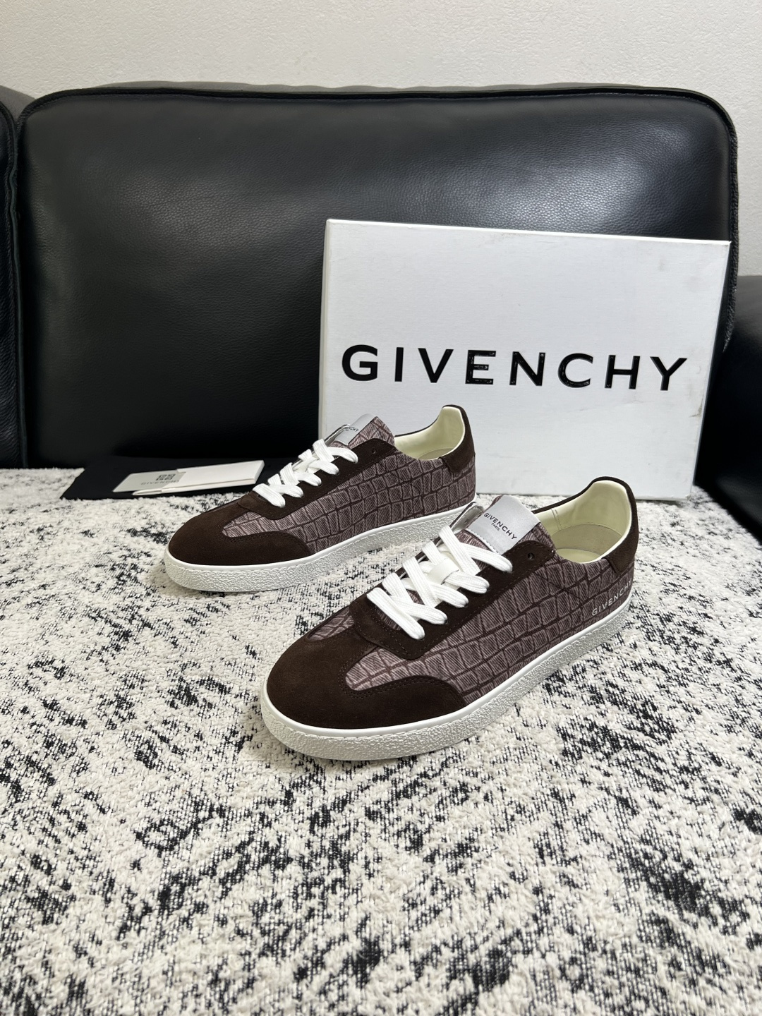 Givenchy 高品质  顶级工艺品  纪梵希  专柜同步原厂配置，意大利进口牛皮搭配面料，全鞋配件私模打造，柔软舒适