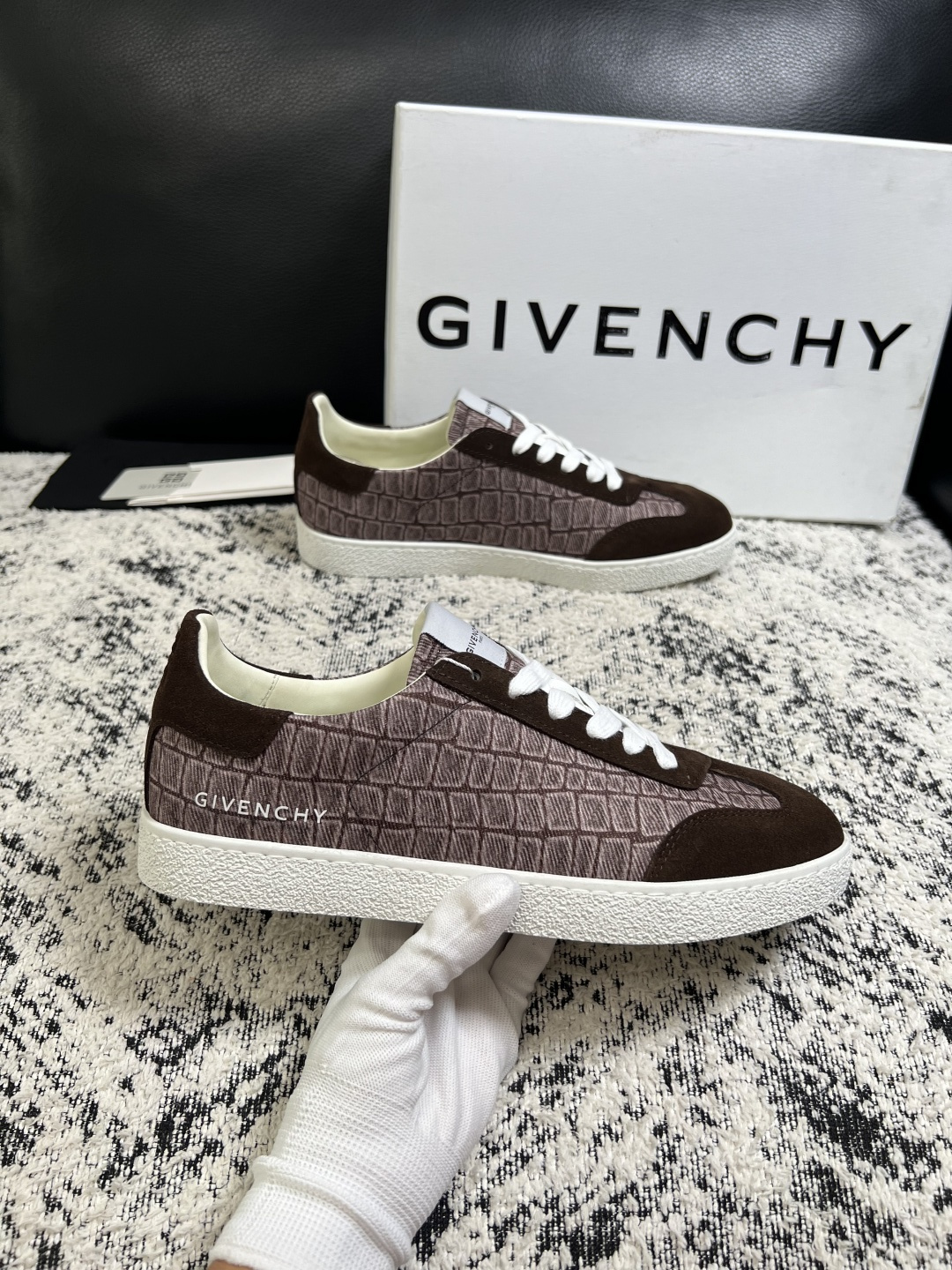 Givenchy 高品质  顶级工艺品  纪梵希  专柜同步原厂配置，意大利进口牛皮搭配面料，全鞋配件私模打造，柔软舒适